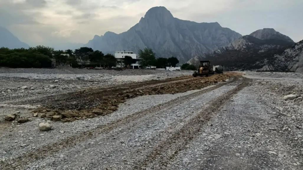 Avanza rehabilitación del camino a Rompepicos en La Huasteca con 55 por ciento