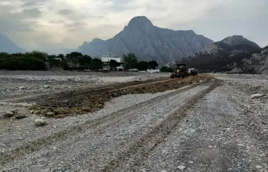 Avanza rehabilitación del camino a Rompepicos en La Huasteca con 55 por ciento
