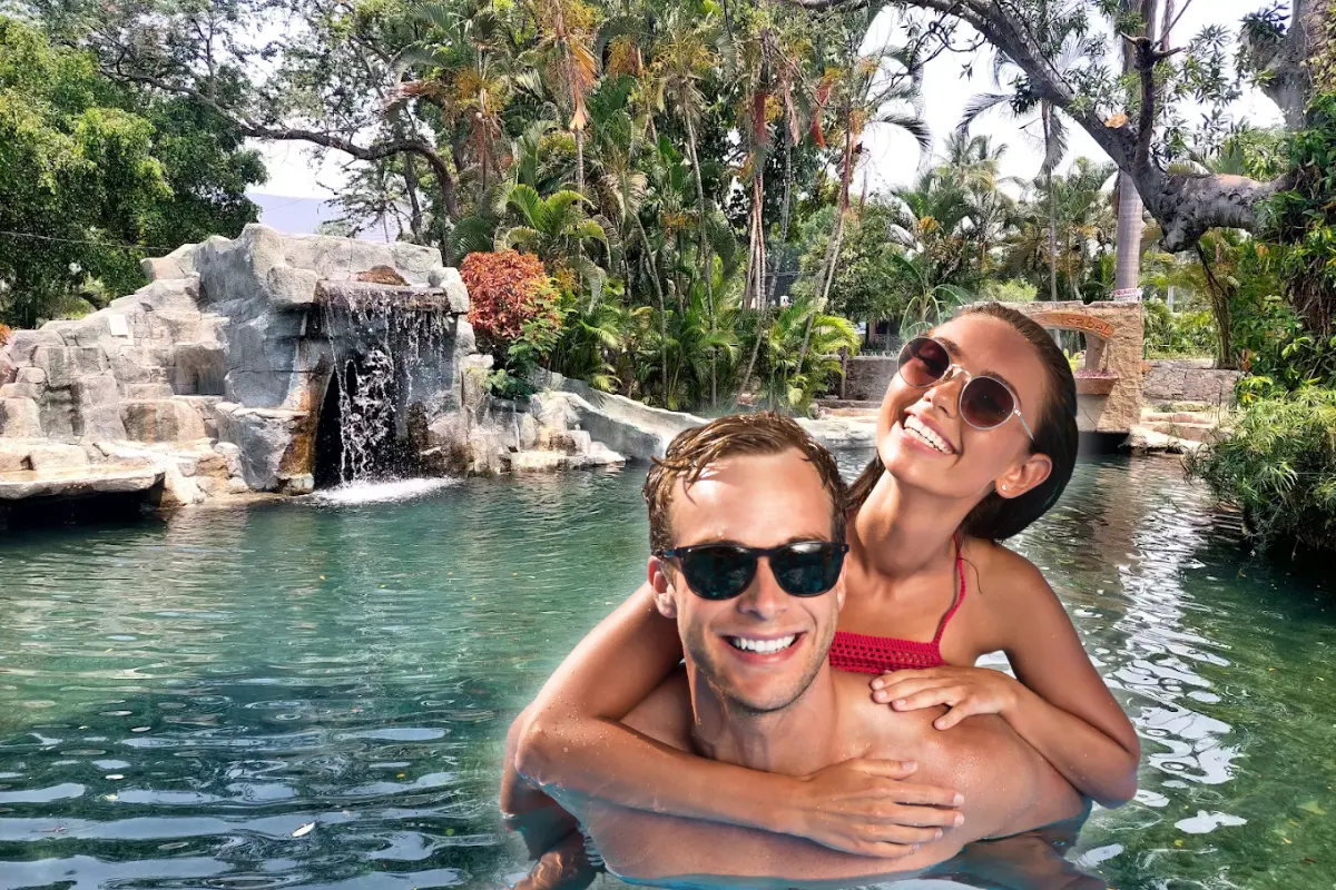 De fondo balneario en Morelos, pareja nadando. Foto: Maps (Vale Díaz) | Canva