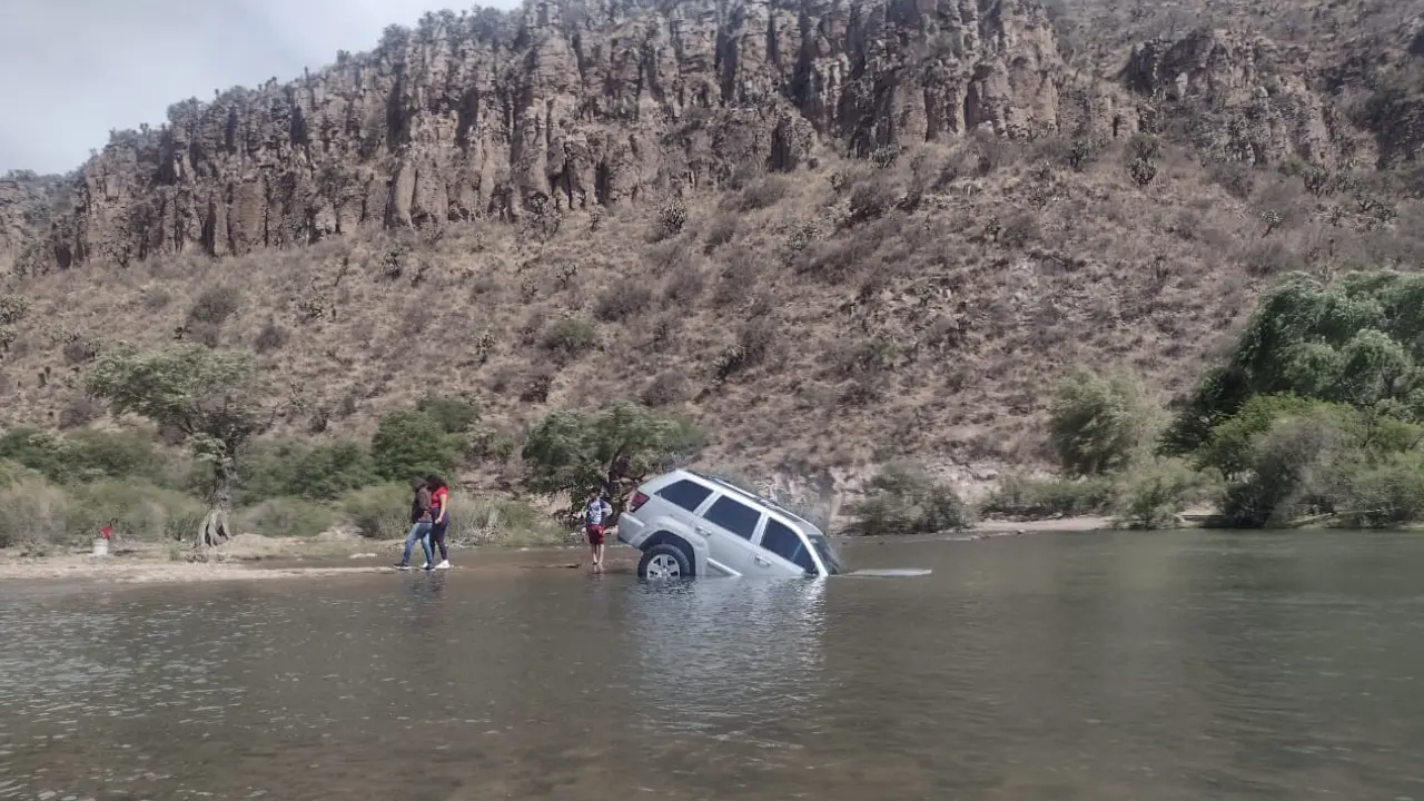 Otra camioneta quedó atascada en el río Tunal, por El Pueblito. Foto: Especial.