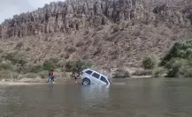 Camioneta se hunde en un pozo del río Tunal; van al menos 2 en ese lugar