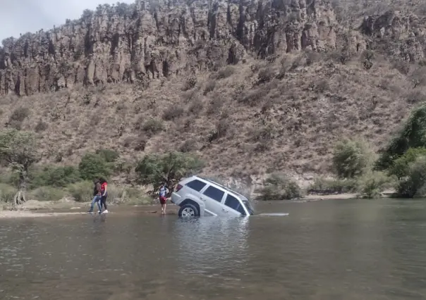 Camioneta se hunde en un pozo del río Tunal; van al menos 2 en ese lugar