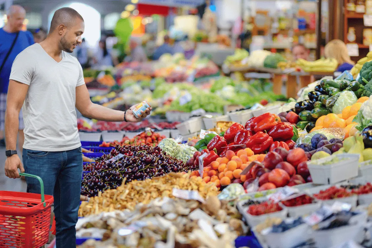 Más allá de ser un punto de venta, el Mercadito de la Nuevo México representa un espacio de encuentro comunitario. Foto: Canva.