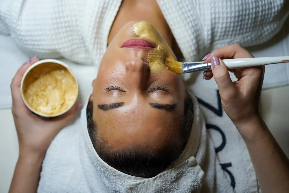La cúrcuma utilizada en mascarilla facial limpia la piel de impurezas y combinada como aloe vera y limón, calma la piel y la vitamina. Foto: Canva