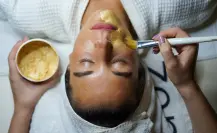 Con esta mascarilla casera controla la grasa del rostro y vitamina la piel facial