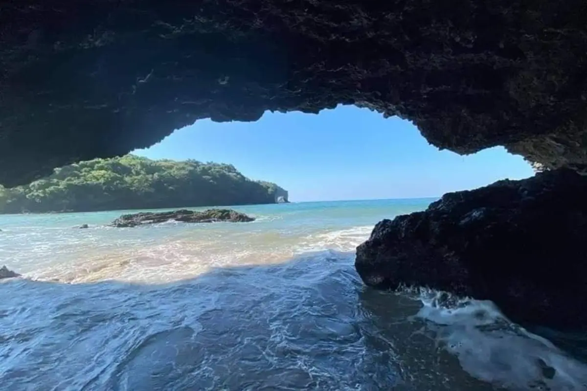Para llegar a la playa Las Cuevas en la Riviera Nayarit, se tienen que caminar por un sendero selvático. Foto: FB Gente Nayarit