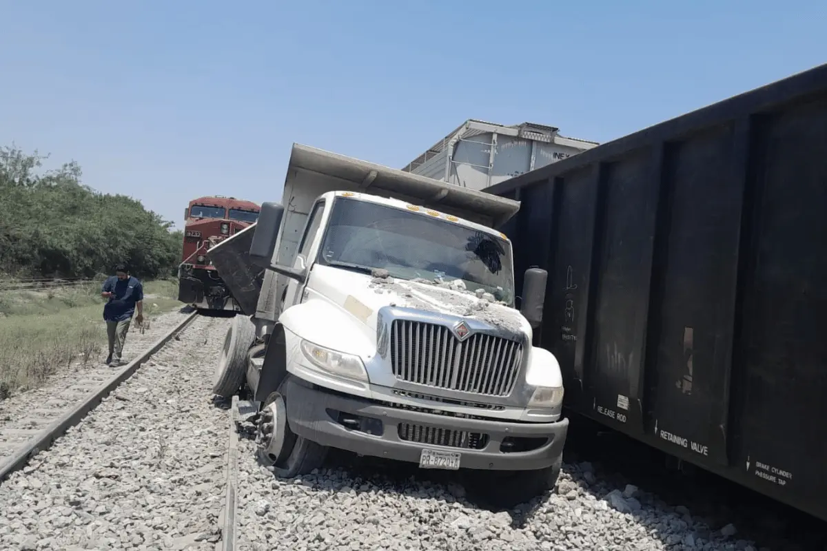Los cruces ferroviarios, especialmente en zonas industriales y de alta circulación como Salinas Victoria, representan puntos críticos para la seguridad vial. Foto: PCNL.