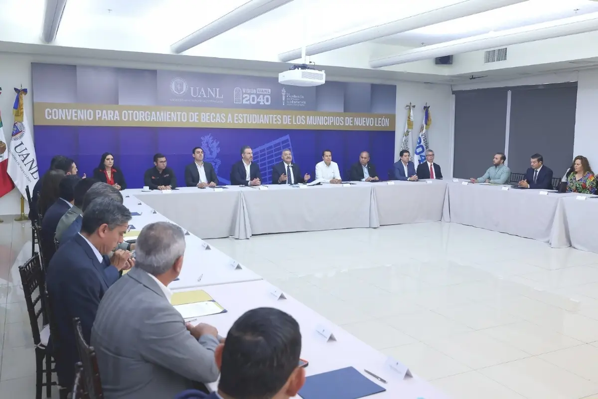 El Rector de la UANL, junto a alcaldes de Nuevo León. Foto: UANL