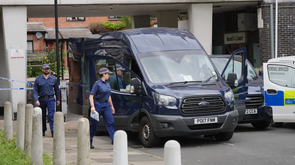 Hombre transporta restos humanos en una maleta en Londres