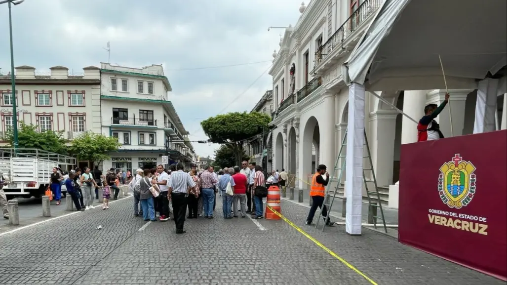 Jubilados salen a las calles de Xalapa a protestar por falta de pago
