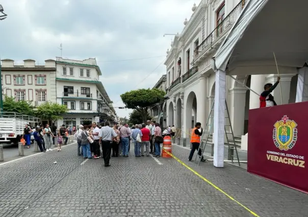 Jubilados salen a las calles de Xalapa a protestar por falta de pago