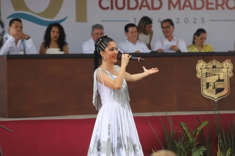 Karla Lazo durante su interpretación de El Sur de Tamaulipas. Foto: Axel Hassel