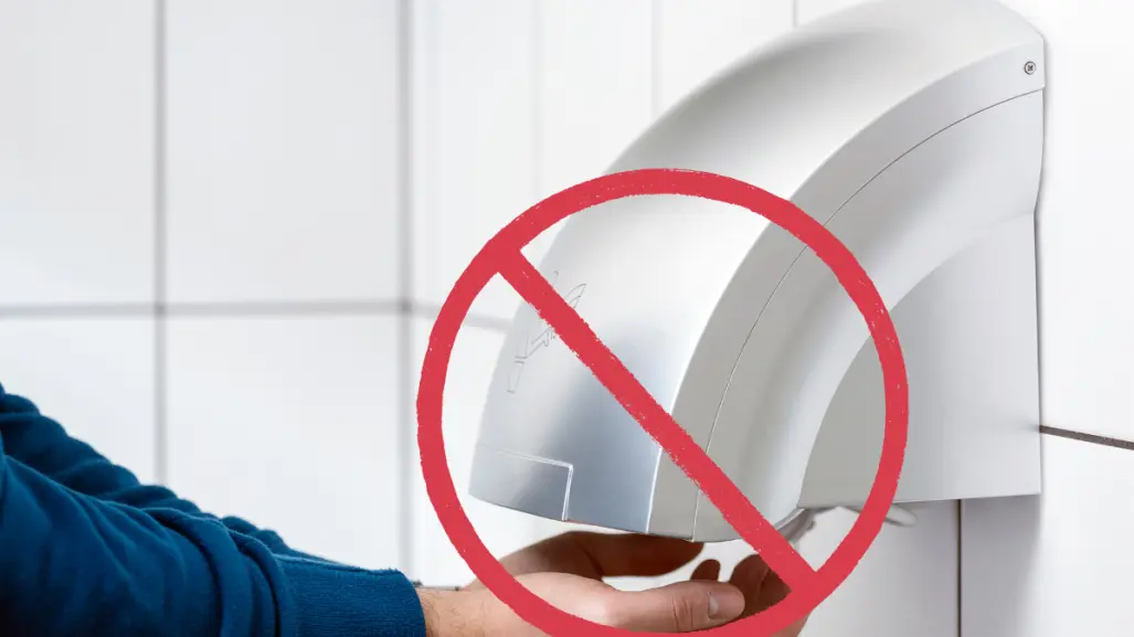 Por esta razón no debes utilizar los secadores de manos en baños públicos, según la ciencia