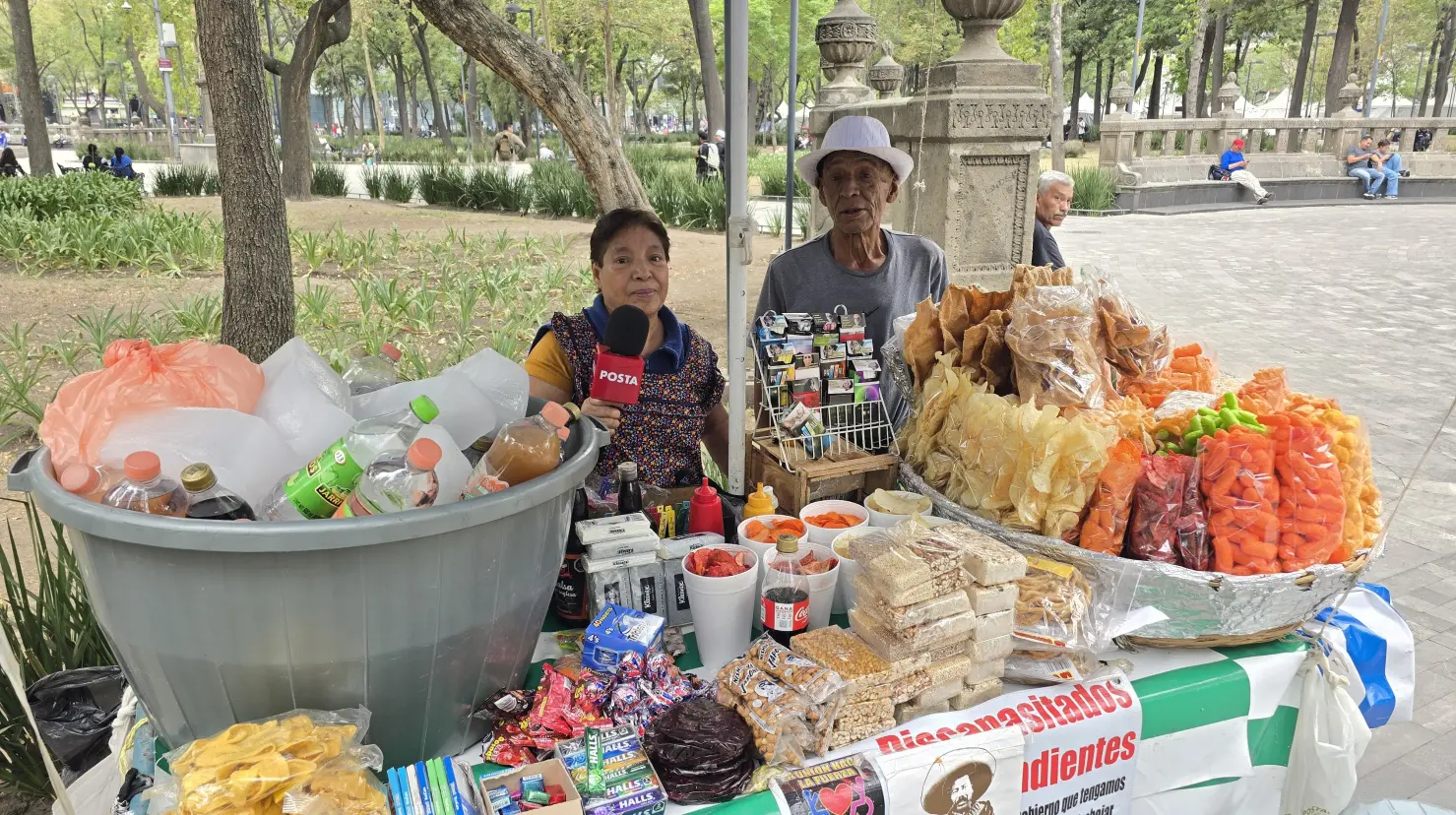 La señora Isabel y el señor Juan, en su negocio de frituras en la Alameda Central CDMX. Foto: Mario Flores