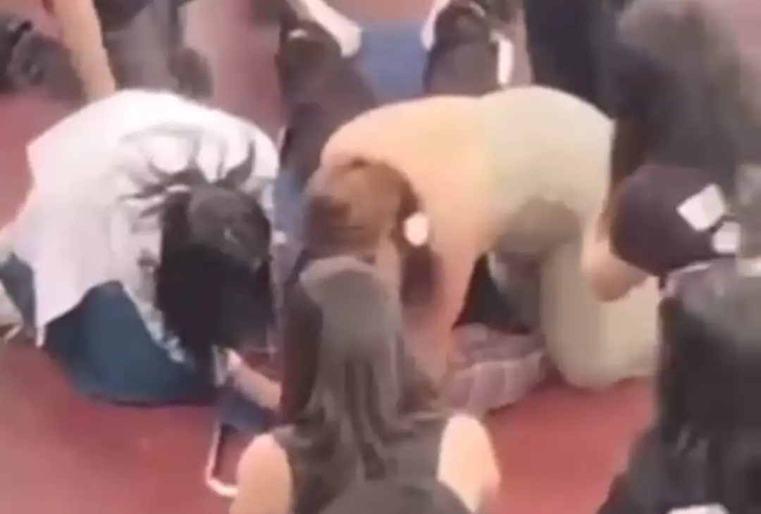 Un video difundido en redes muestra los intentos por reanimar al estudiante. Imagen: Captura de pantalla