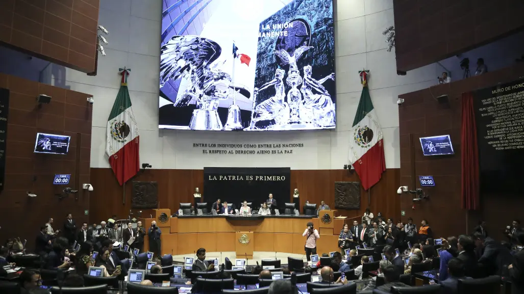 Senado autoriza a personal de CFE, Pemex y SAT portar armas