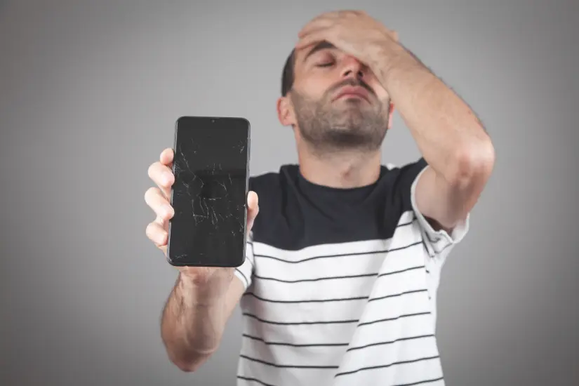 Las fallas en un dispositivo pueden marcar el momento de evaluar si es hora de adquirir un nuevo celular inteligente. Foto: Canva