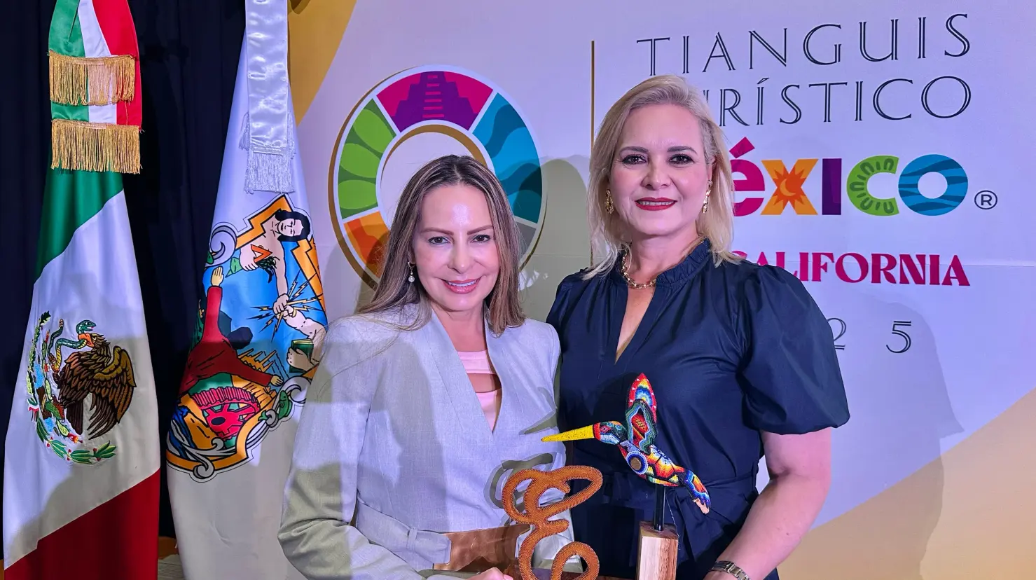 Cristina Amezcua recibiendo los galardones. Foto de Secretaría de Turismo.