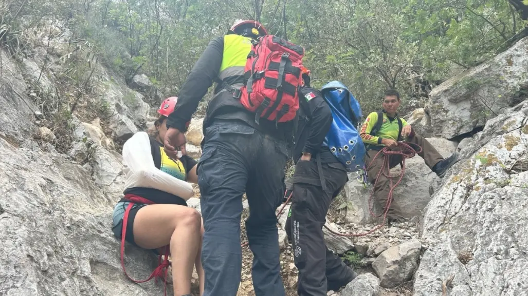 Mujer sufre caída en la Cueva de la Virgen en Santa Catarina