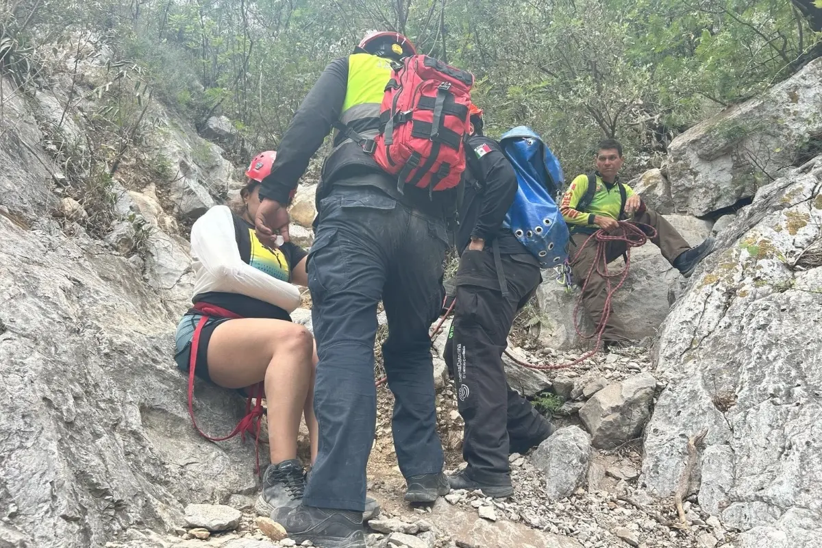 Rescatan a mujer de montaña. Foto: Protección Civil Nuevo León