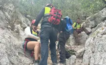 Mujer sufre caída en la Cueva de la Virgen en Santa Catarina
