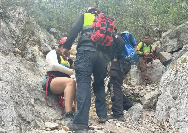 Mujer sufre caída en la Cueva de la Virgen en Santa Catarina