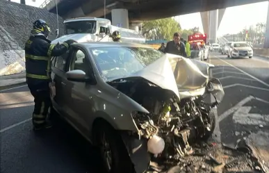 Reportan un automovilista grave tras chocar contra muro en Viaducto Tlalpan