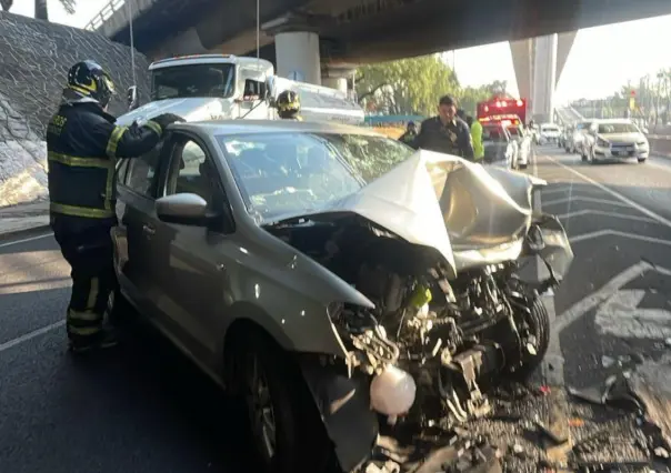 Reportan un automovilista grave tras chocar contra muro en Viaducto Tlalpan