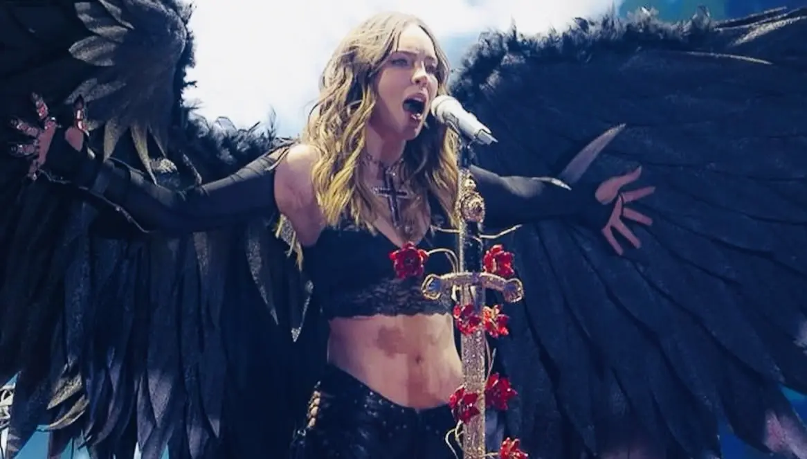 Deslumbrante salió Belinda al escenario con todo y alas. Foto: Cortesía