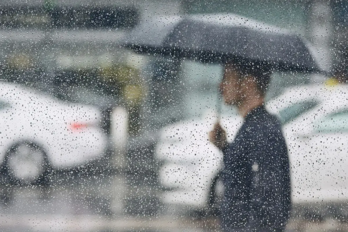 Persona bajo la lluvia. Foto: Canva