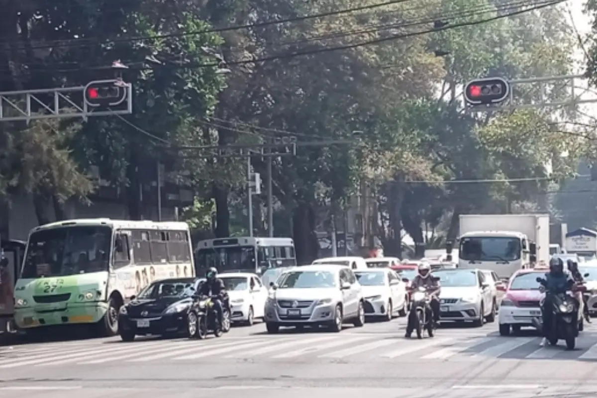 Automóviles en un semáforo de la CDMX Foto: X (@OVIALCDMX)