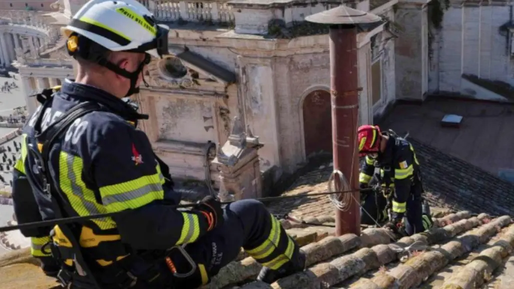 VIDEO l Chimenea lista en la Capilla Sixtina previo al Cónclave