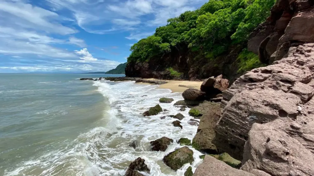 Conoce esta playa en Nayarit que tiene cortinas de agua, un espectáculo natural imperdible