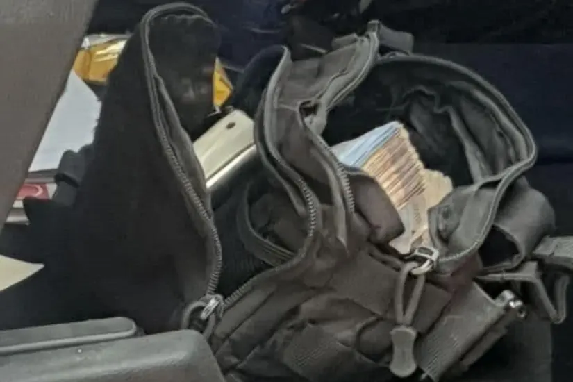 Arma y dinero en efectivo presuntamente asegurados al momento de la detención del delegado del IMSS en Tamaulipas. Foto: Ramón Sánchez