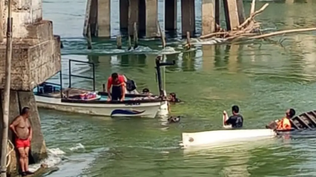 Tráiler cae a un río y pobladores lo rapiñan dentro del agua en Tabasco