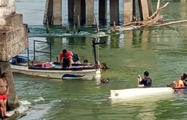 Tráiler cae a un río y pobladores lo rapiñan dentro del agua en Tabasco