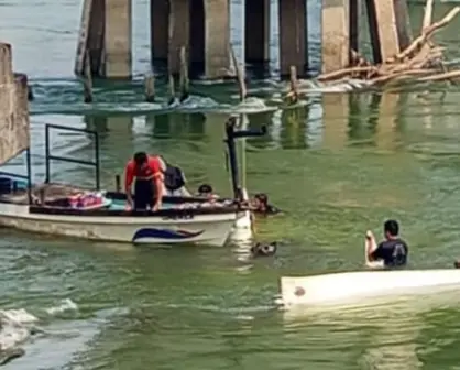 Tráiler cae a un río y pobladores lo rapiñan dentro del agua en Tabasco