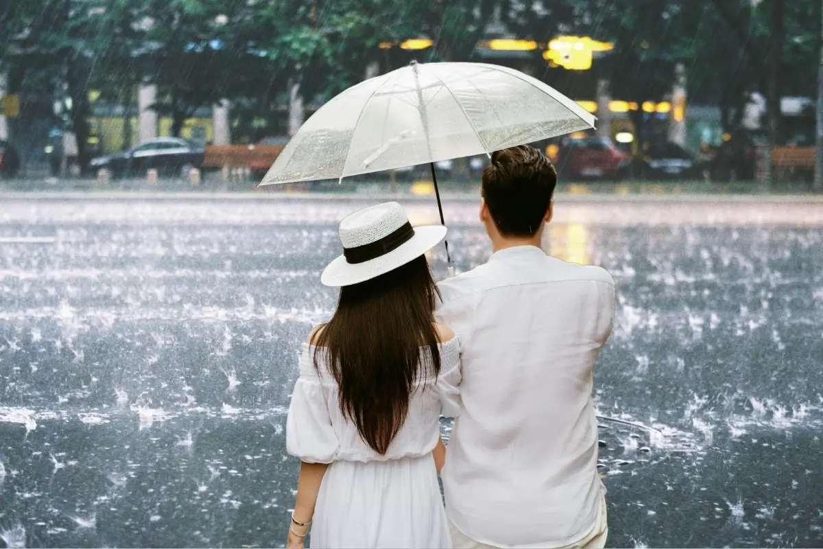 Dos personas bajo la lluvia. Foto: Canva