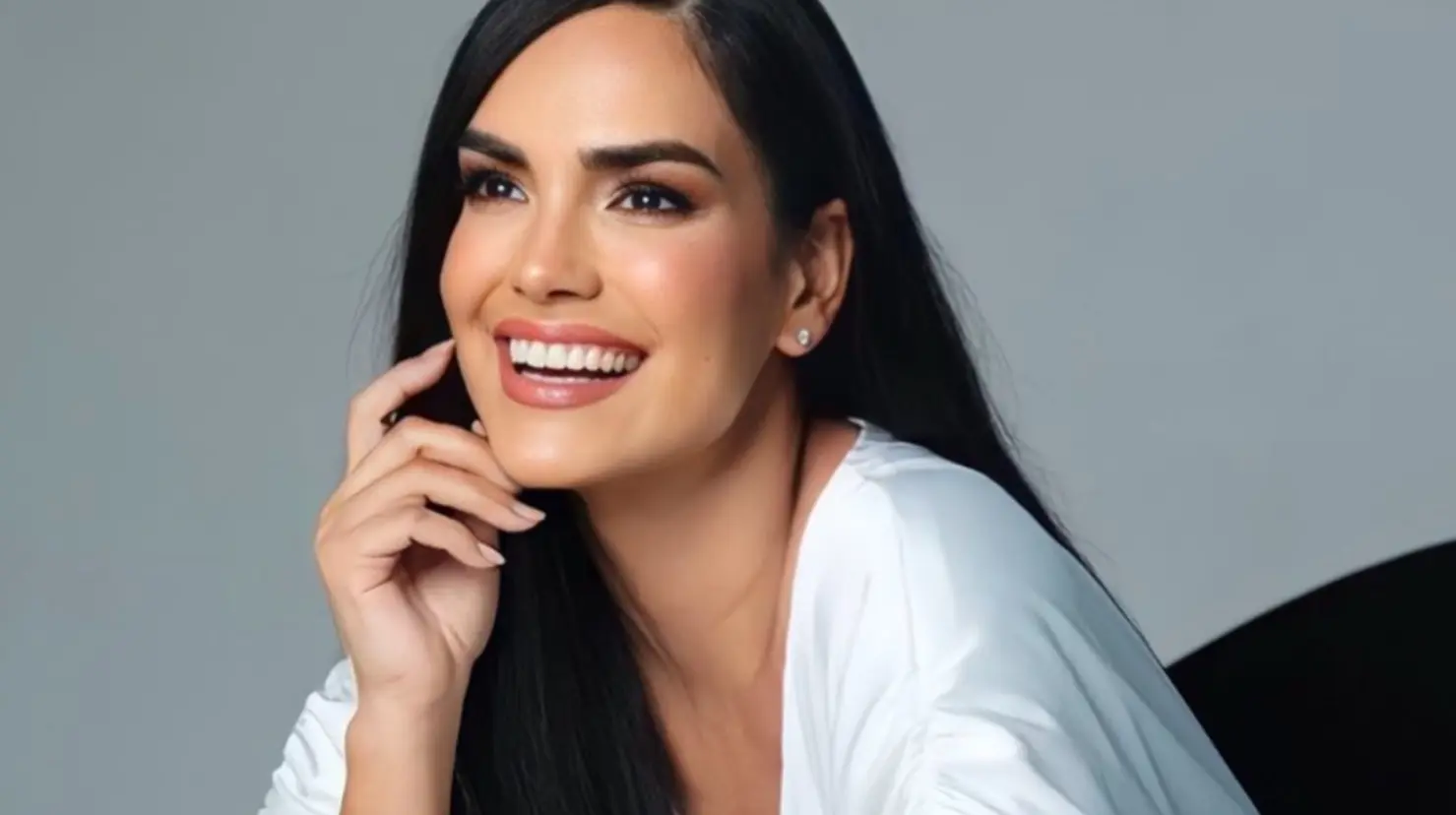 Scarlet Ortiz busca historias en su programa de YouTube. Foto: IG Scarlet Ortiz