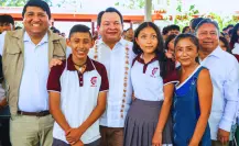 Gobernador de Yucatán entrega tarjetas de la beca Benito Juárez a más 900 estudiantes de Mérida