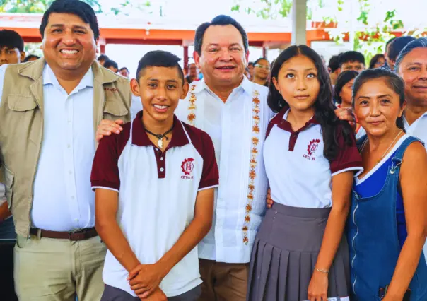 Gobernador de Yucatán entrega tarjetas de la beca Benito Juárez a más 900 estudiantes de Mérida