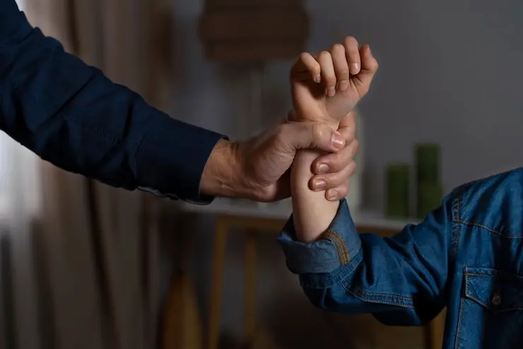 Se propuso castigar la manipulación o daño hacia hijos como agresión contra una expareja. Imagen: Freepik