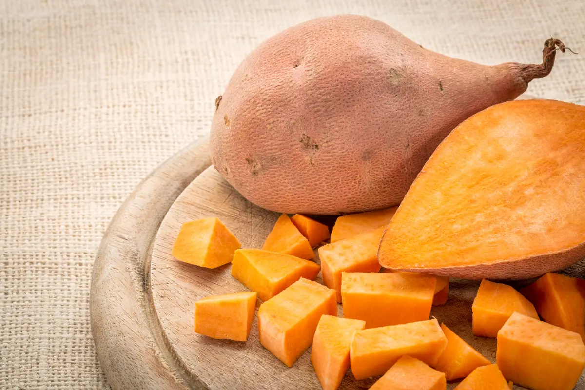 El camote es rico en vitaminas y minerales, es auxiliar en enfermedades como hipertensión e insomnio. Foto:; Canva