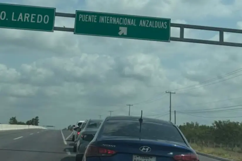 Fila en el puente Anzaldúas | Foto: FB