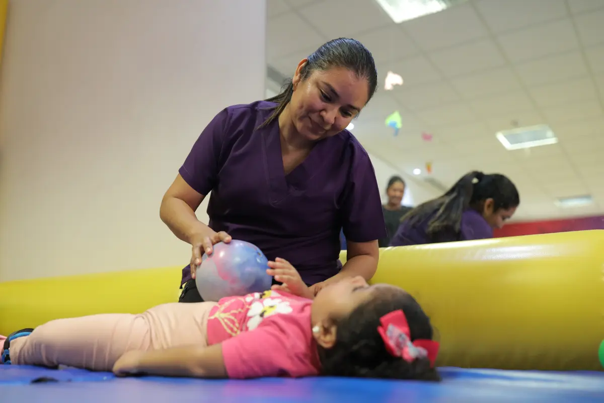 El Centro de Rehabilitación y Educación Social del DIF Tamaulipas forma año con año a profesionales en la rehabilitación y terapia física. Foto: Carlos García