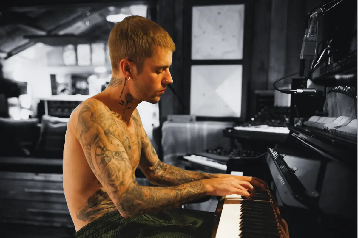 Justin Bieber tocando el piano (Foto: IG @justinbieber / Canva)