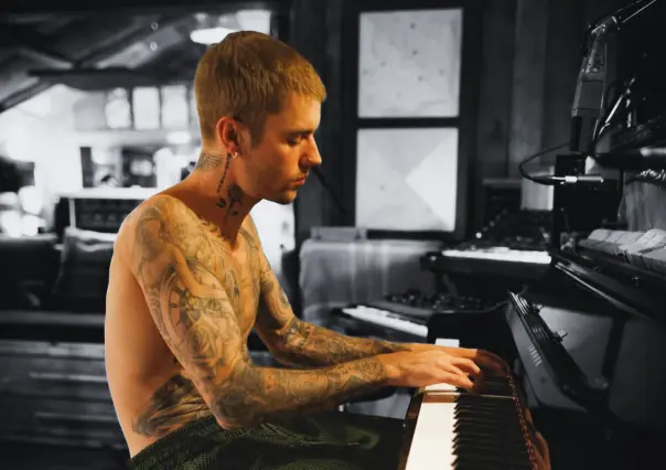 Justin Bieber da un guiño a su regreso musical con nuevas fotos desde un estudio de grabación