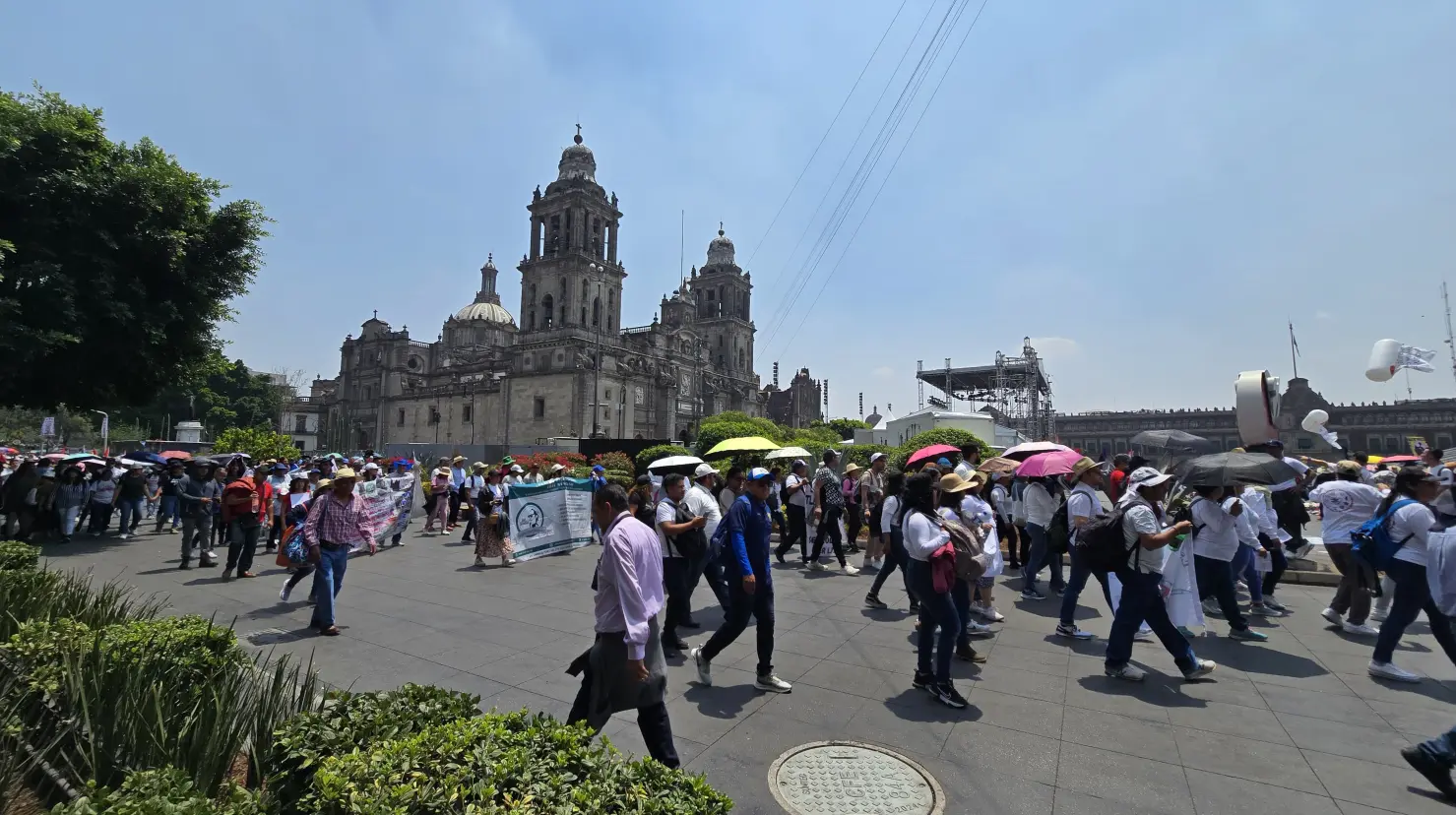 Personas que participaron en las marchas con motivo del Día del Trabajo 2025 llegando al Zócalo capitalino. Foto: Mario Flores