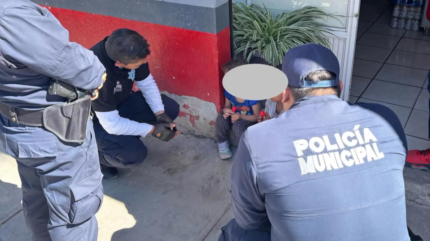 Los pequeños fueron resguardados por el propietario de una miscelánea en lo que llegaban las autoridades.