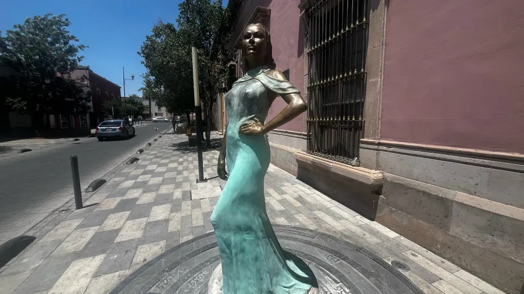 Estatua de Dolores del Río vuelve a su casa de calle Hidalgo y así luce en la actualidad